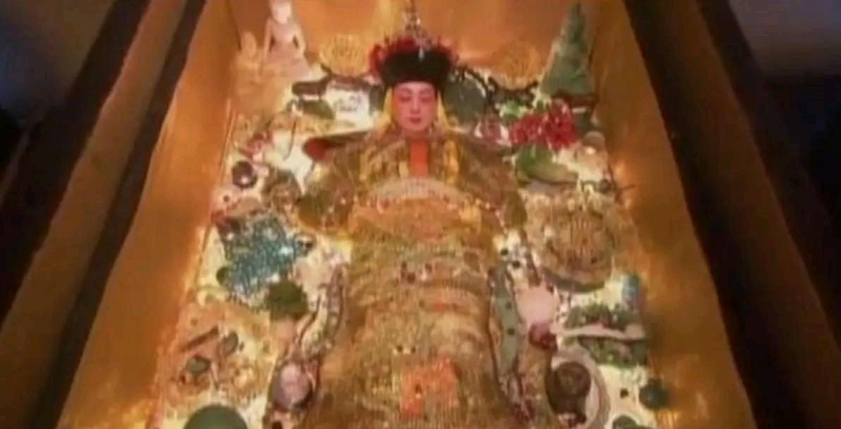 1983年，慈禧的棺椁再次被打开，而眼前的一幕让专家惊叹不已，堂堂大清太后上半身