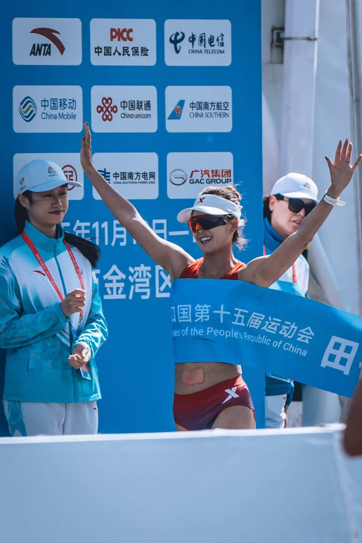 从奥运巅峰到全运三连冠，杨家玉的每一步都藏着汗水与倔强。她跨越八载时光，为两支队