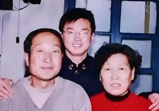1997年，19岁的战士为了救人牺牲了，父母几回昏死过去，可谁能想到20年后，战