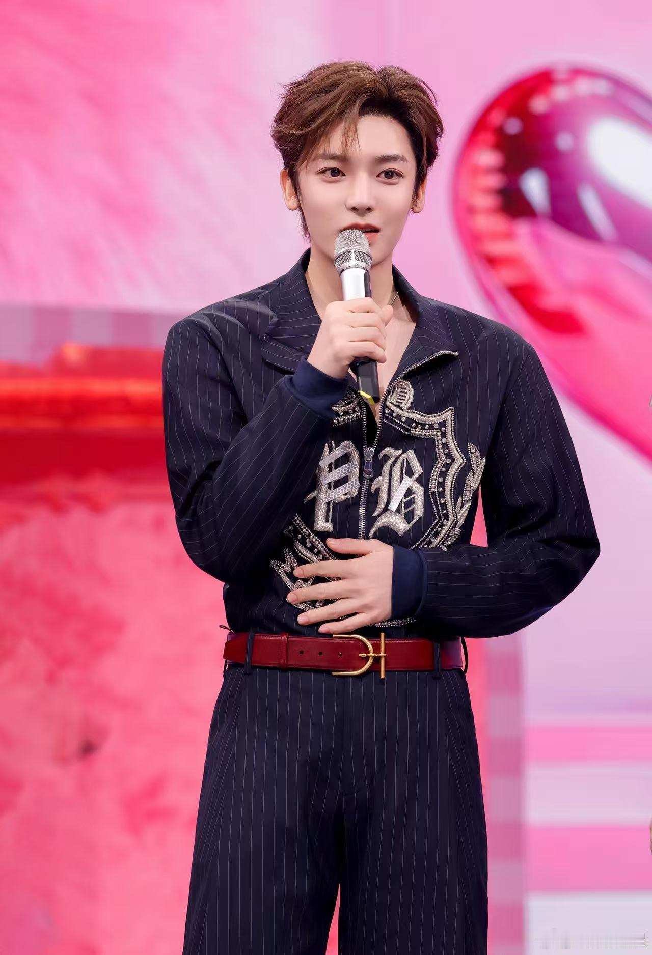 侯明昊本次友情出演设计师的模特侯明昊隐藏款一定是我没错啦侯明昊本次友情出演设计师