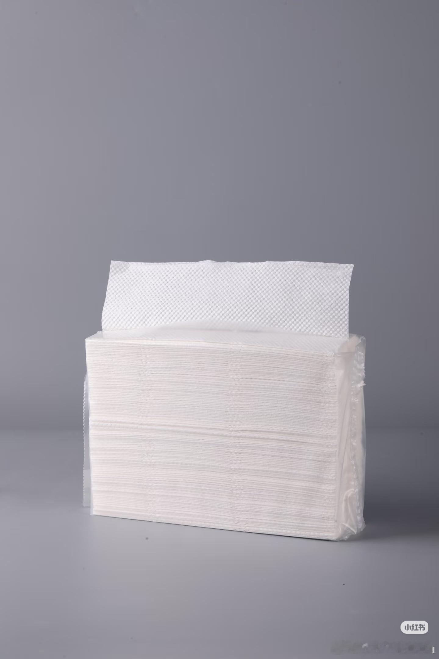 被纸巾背刺了真的被纸巾狠狠背刺了！看着厚厚一大包，抽出来又薄又掉屑，湿水直接破洞