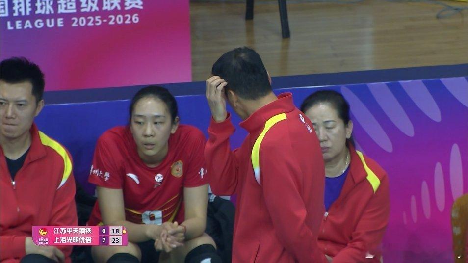 排超上海女排3-0横扫江苏女排送对手首败，范赖克和沃龙科娃两大外援表现抢眼。三局