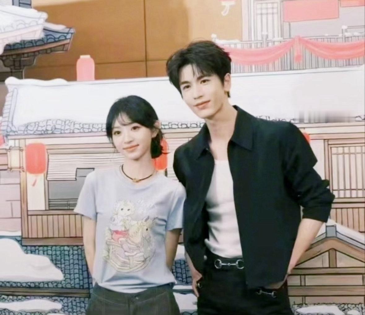 张凌赫  田曦薇  逐玉庆功宴同框  这一关虽难，但终于闯过来了，以后都各自走花