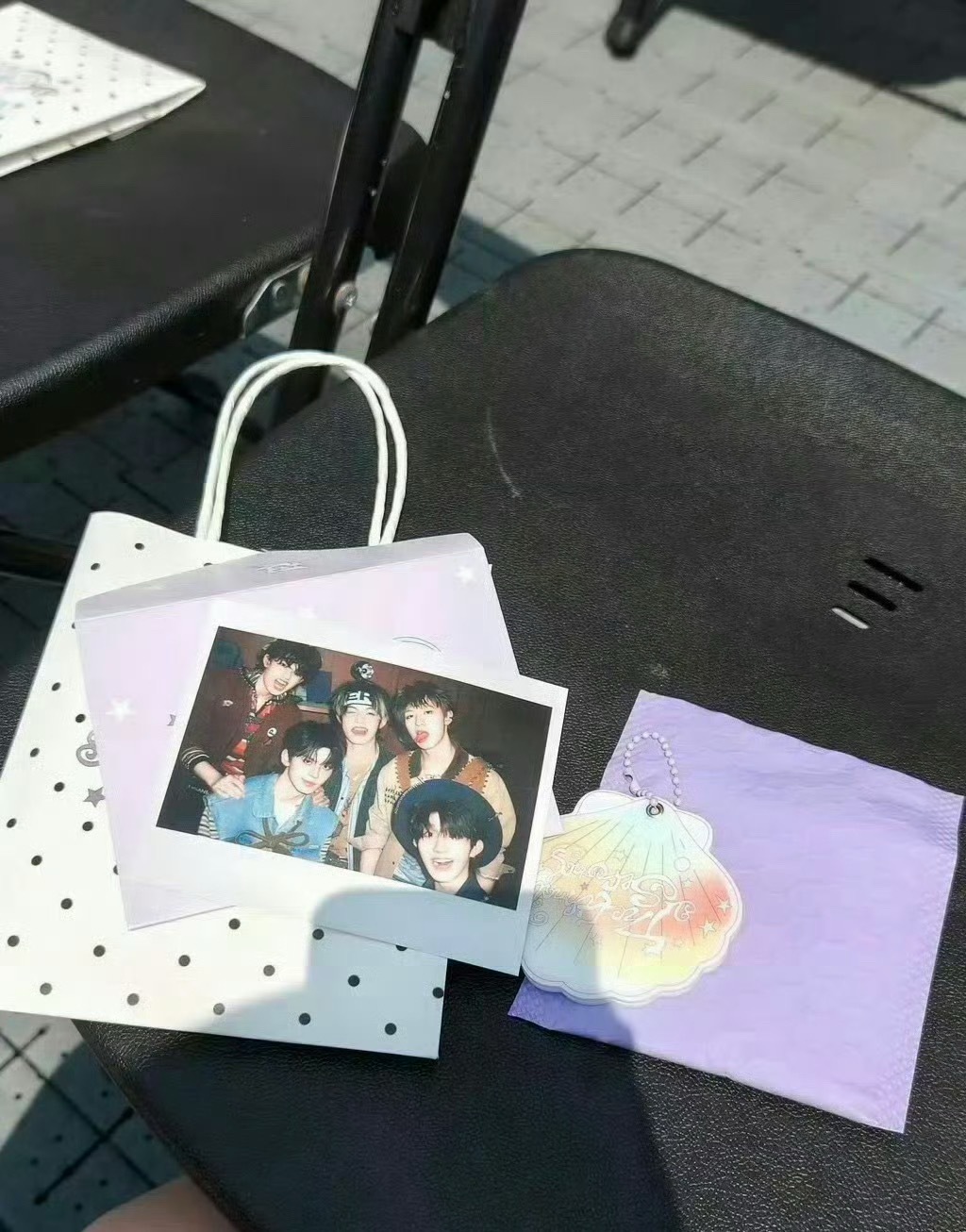 时代峰峻伴手礼太小方了笑死，四代演唱会这伴手礼被吐槽得不行，扇子手环感觉像路边发
