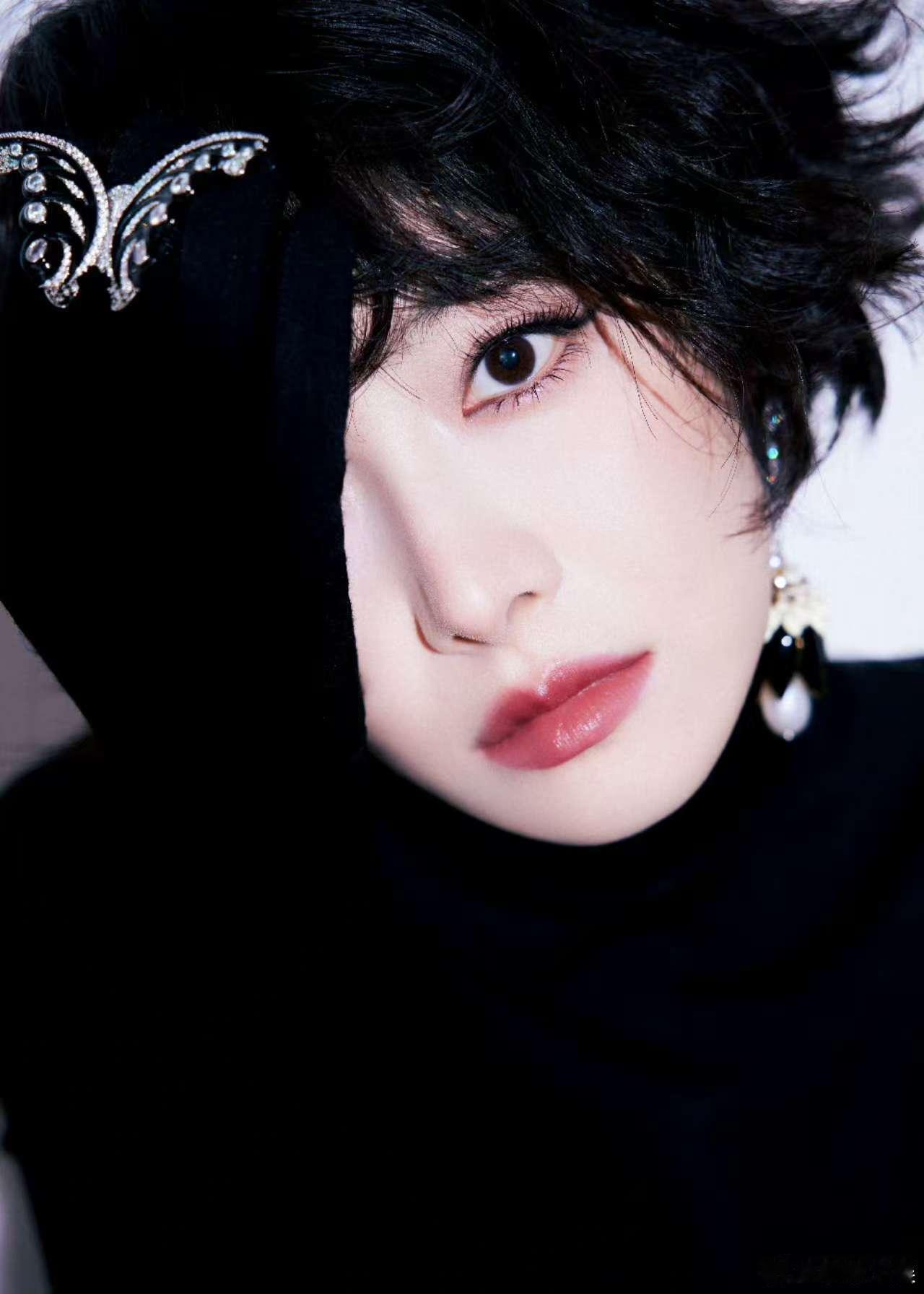 宋茜鬼马酷姐宋茜黑天鹅长裙宋茜黑天鹅长裙，鬼马酷姐，