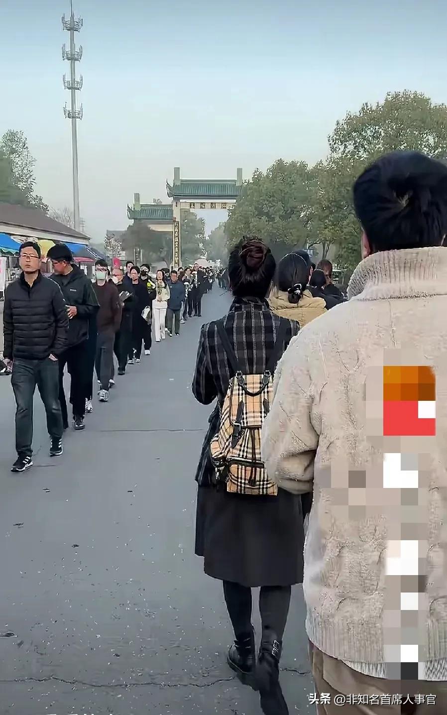 【张雪峰，真值】

如果这位半个老乡能够回头看一眼，一定会很欣慰，一定会愿意安心