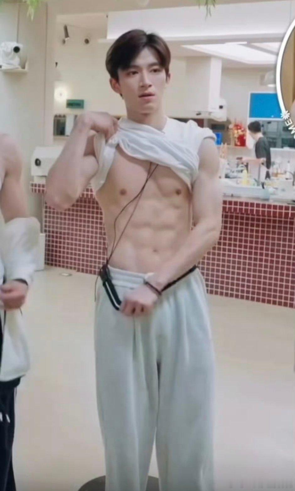 老孩儿哥的腹肌怎么样😏 蛮大方的[阴险] ​​​