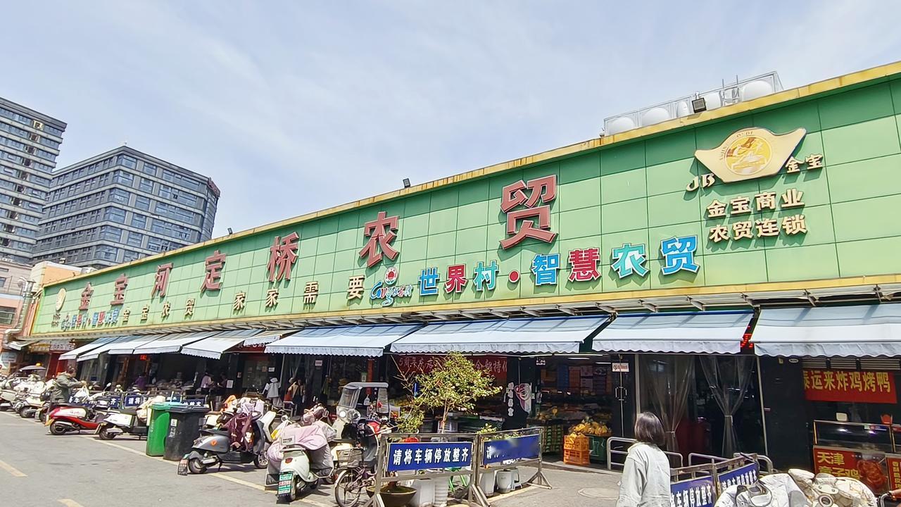 《南京农贸市场告别“美颜滤镜”，你逛的菜市场，灯光变了吗?》
     有些日子