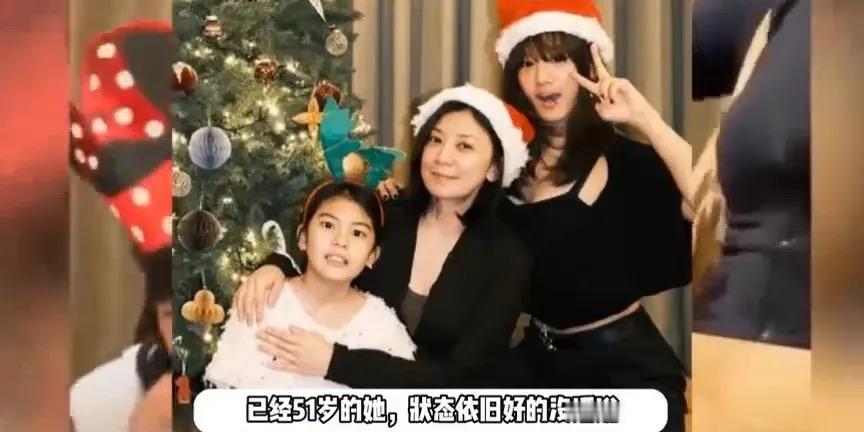 2025年12月25日，贾静雯与修杰楷一家五口发布圣诞合照，画面温馨引发热议。照