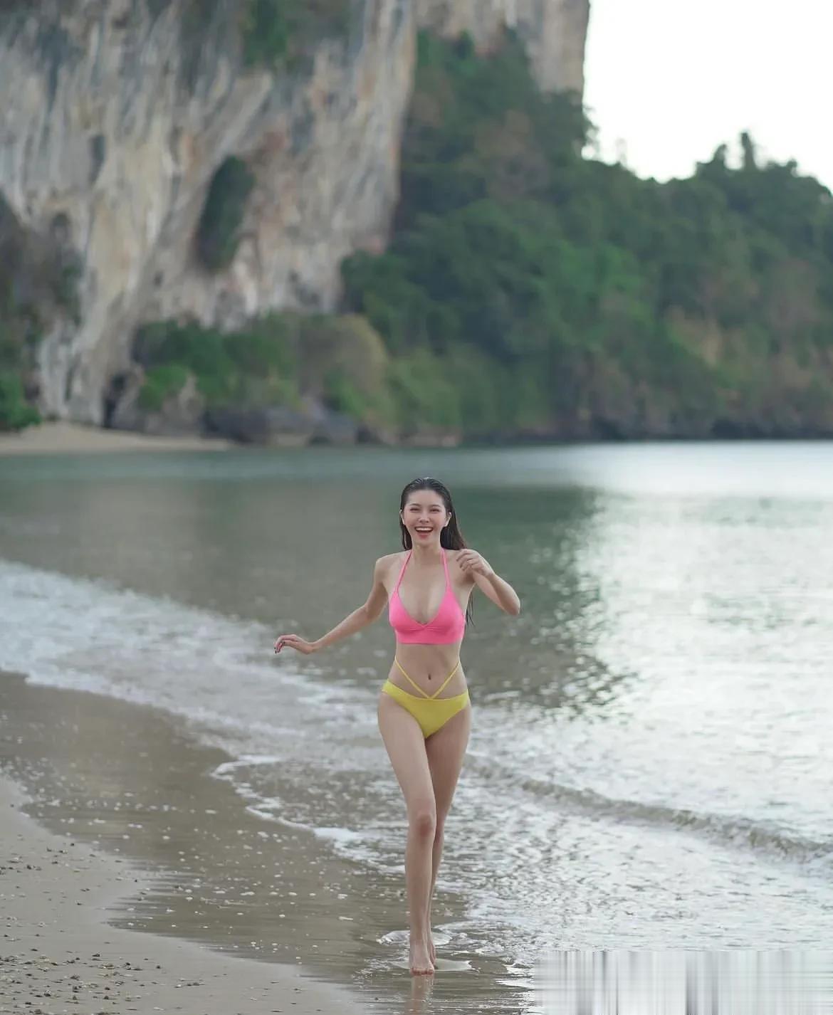 甲米岛位于泰国的南部，与普吉岛隔海相望。甲米许多小岛，是安达曼海岸边最美丽的地方