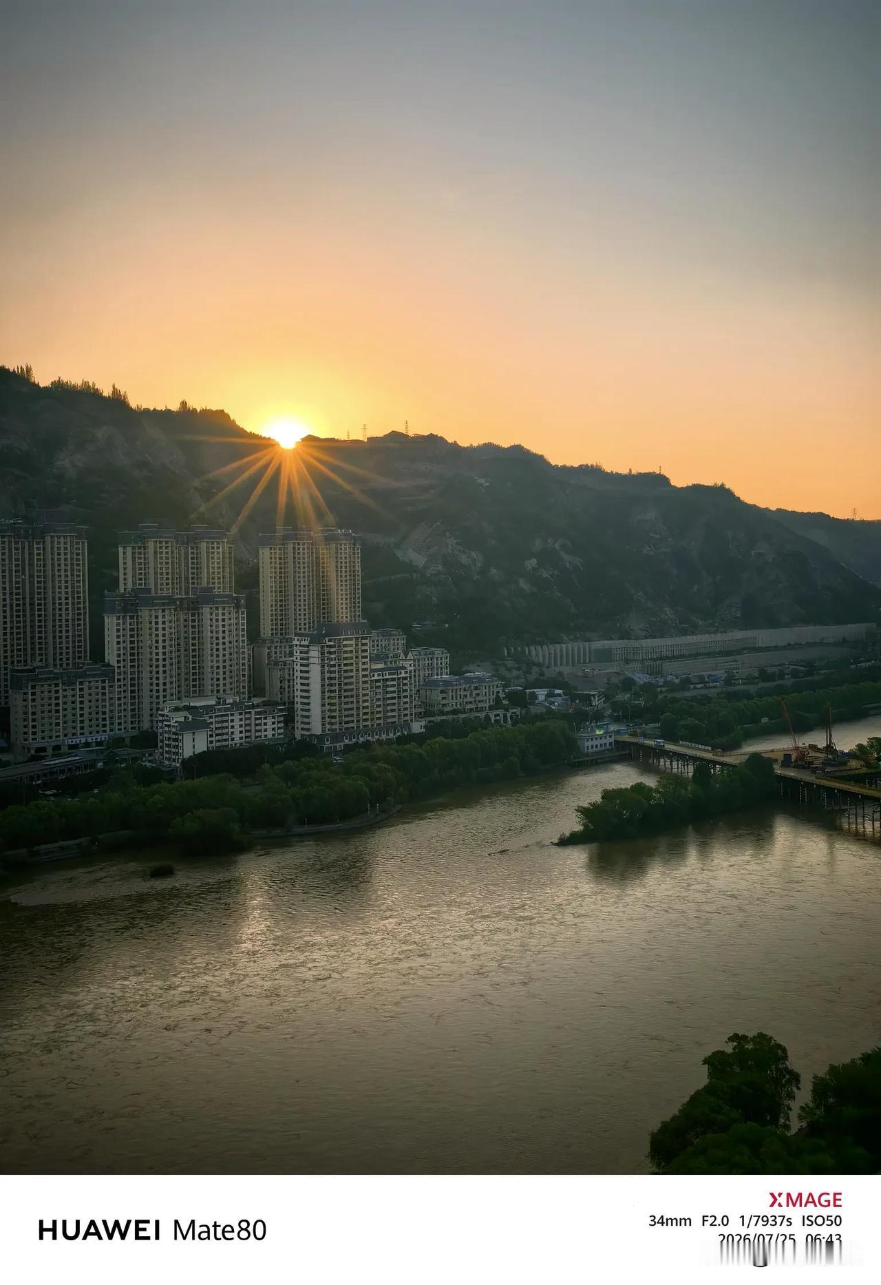 气象部门发布高温黄色预警，未来数日兰州多地持续高温，最高气温可达35℃以上。持续