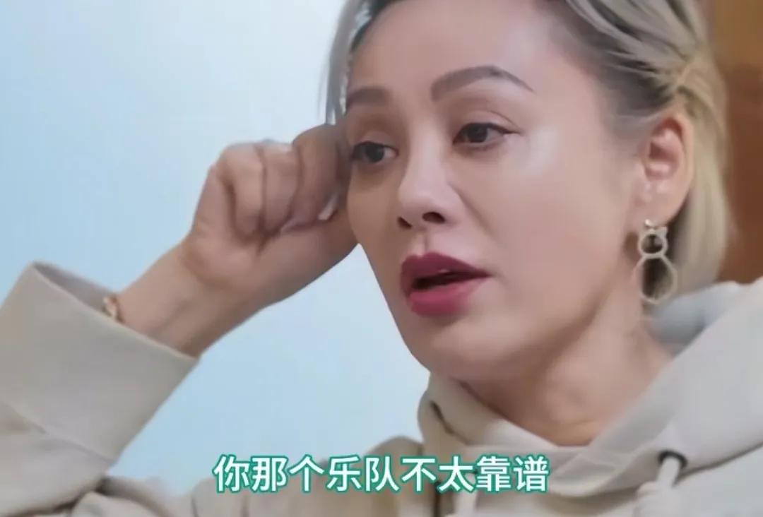 欧阳娣娣被孟子义的话感动哭了，事情的起因就是朱丹和宁静一直在否定欧阳娣娣提出的业