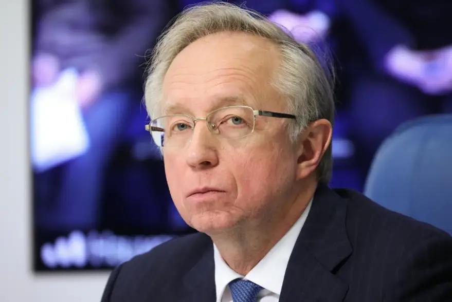 俄罗斯希望乌克兰大选换掉泽连斯基，故俄方表态乌克兰大选投票日将停止军事打击。
据