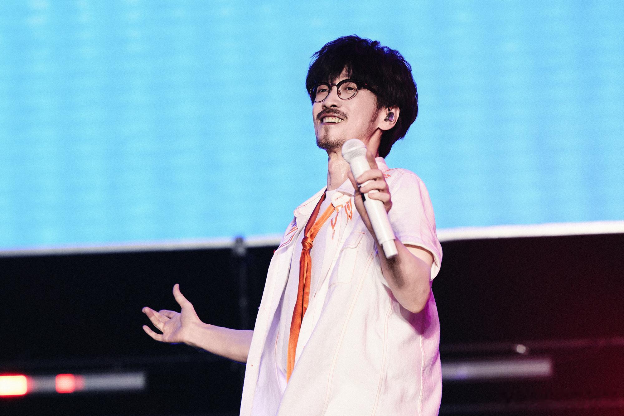 周传雄把东坡词唱进荆州夜色周传雄唱国风曲还是太夯了 一场荆州演出串联起周传雄完整