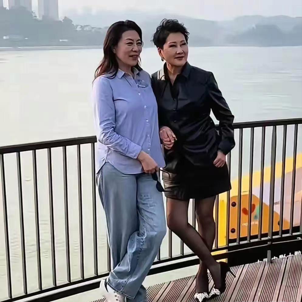 同样都是63岁，岳红对比张凯丽，差距太真实了
 
同样年过花甲，两位女神气质天差