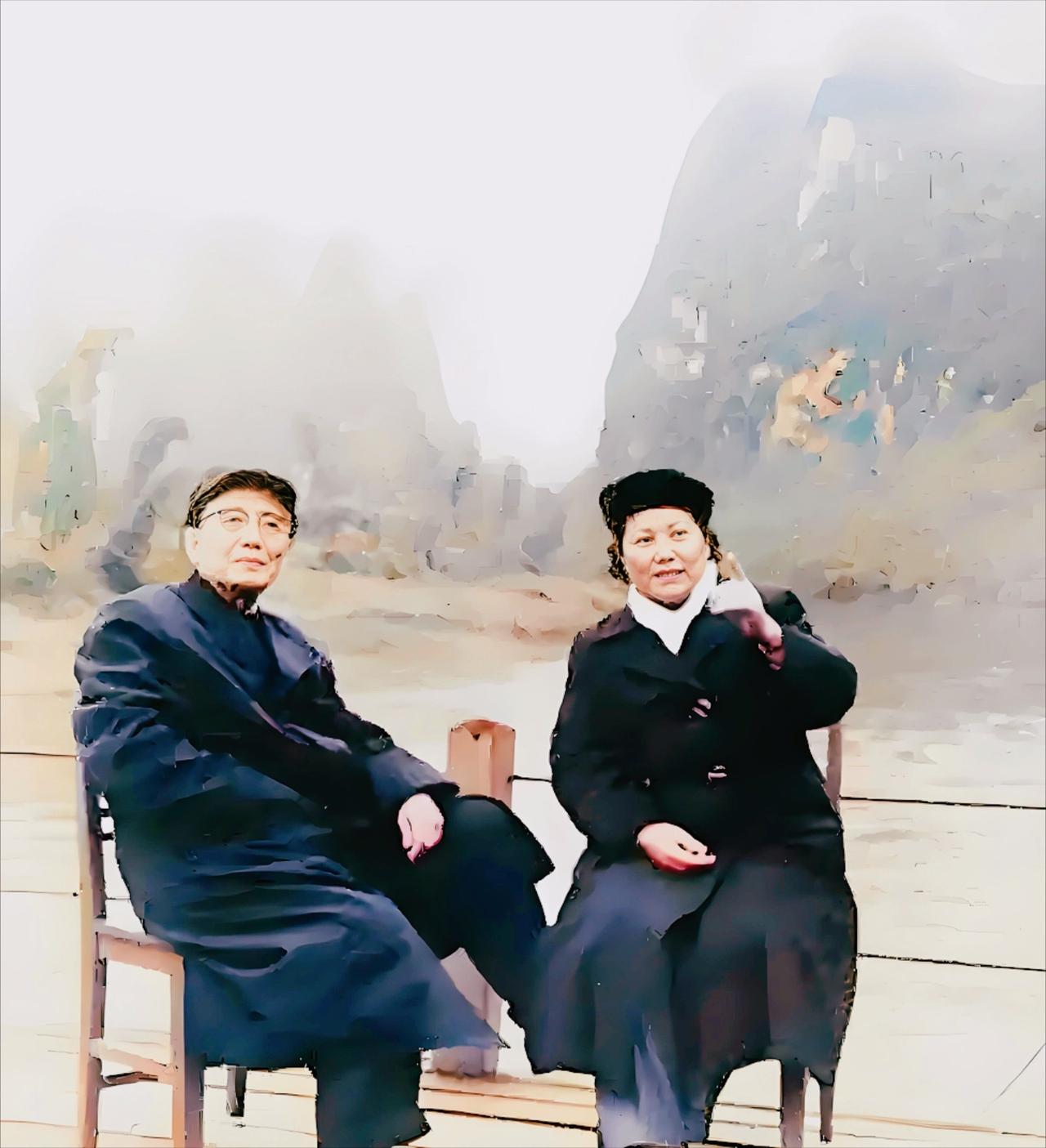 这张合影拍摄于1963年广西桂林漓江岸边（阳朔山水段）
左侧是郭沫若，右侧是他的