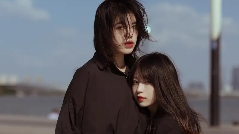 我们总在婚前追问，一段婚姻要长久，到底是感情更重要，还是经济更可靠。可真正走进婚