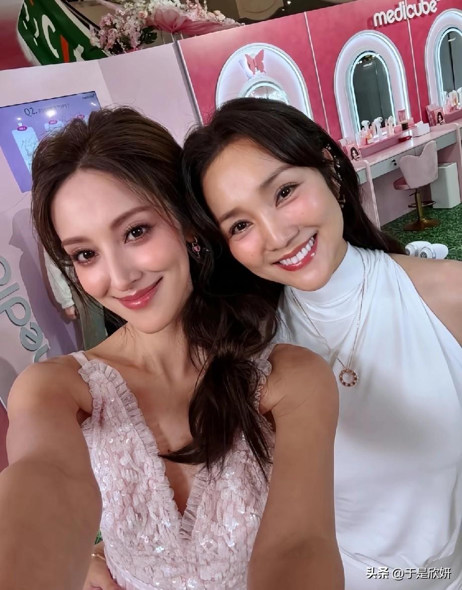 33岁的陈凯琳和49岁的谢安琪，在活动现场罕见同框自拍，一个穿粉色亮片裙温柔甜美