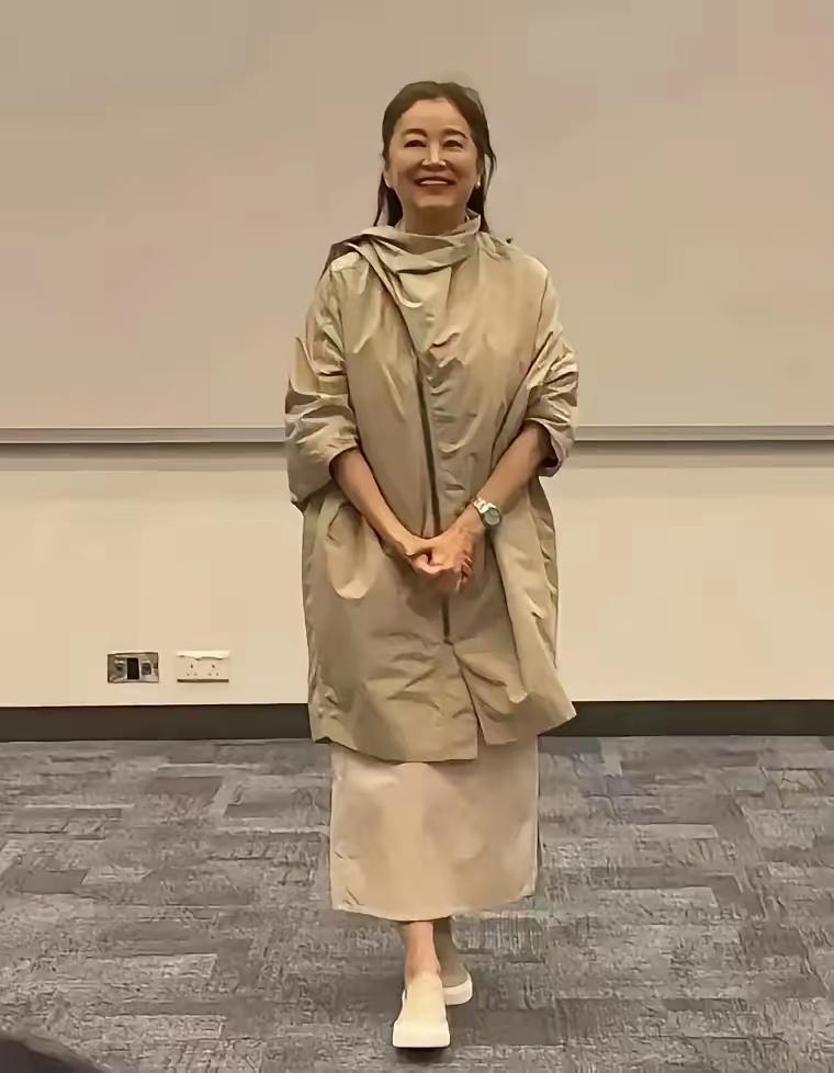 林青霞真的太绝了！71岁的她，没有靠华丽穿搭和贵重首饰撑场面，简简单单就美得动人