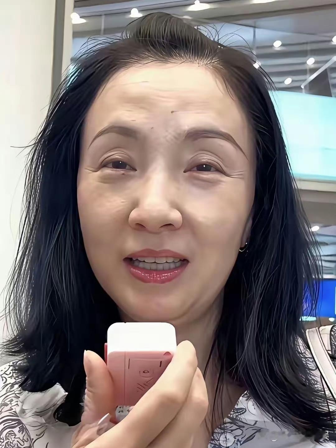 机场偶遇陶虹，原相机直出没有滤镜。没有精致妆容，皱纹清晰可见，笑容却特别真实。