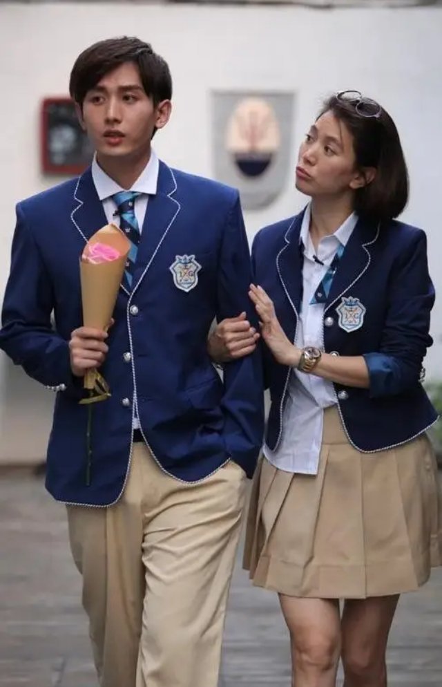 成毅和袁咏仪穿校服扮演高中生，演着演着，到最后都尴尬得笑疯了！ ​​​