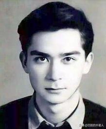 1963年，中国石油专家王德民教授因为长得太帅，身边的美女如云，但他却很烦，于是