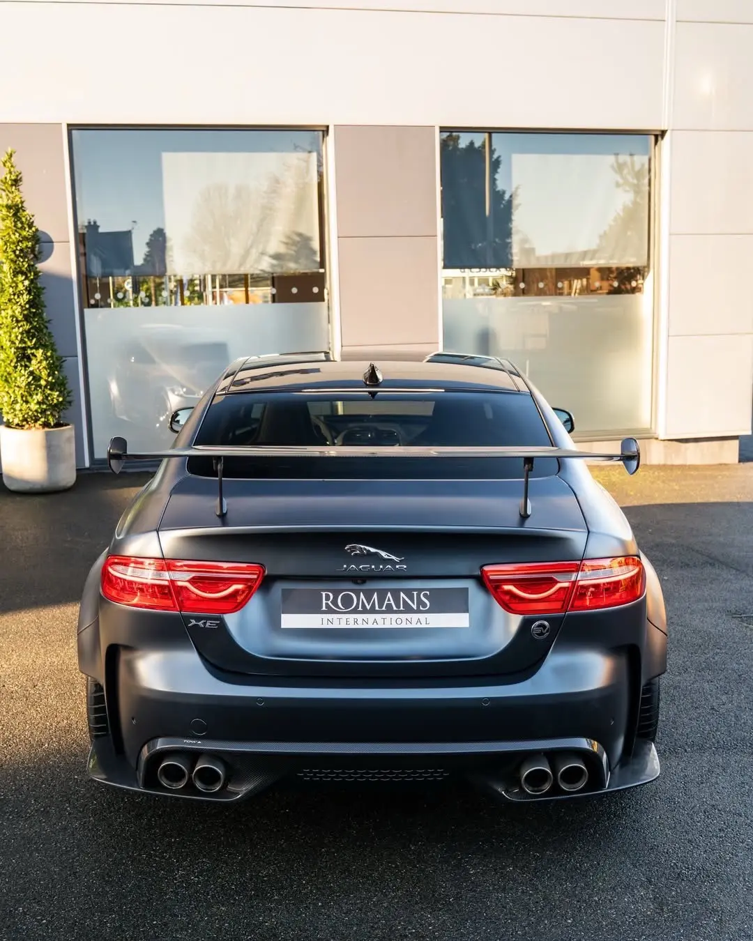 硬车配硬曲，Jaguar XE PJ8。