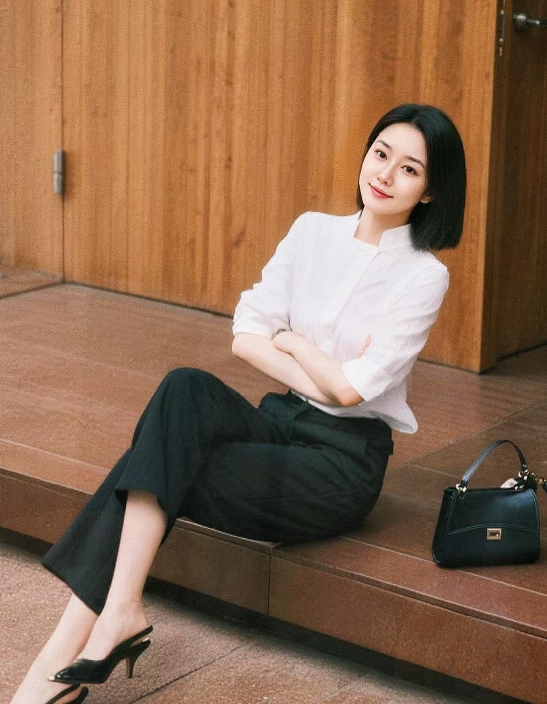 优雅白领风，黑白色调，时尚穿搭，自信微笑