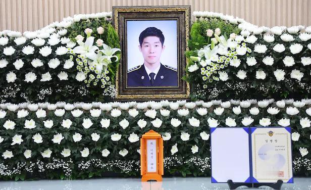 韩国34岁海警救70岁中国籍老人遇难，经中韩两国媒体报道，不少两国网友参与讨论。