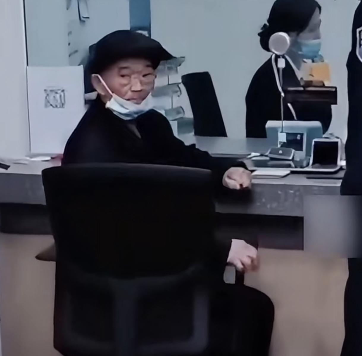 老人去银行取钱
银行告知需要手机实名认证，
老人怒吼：我就没有智能手机，身份证就