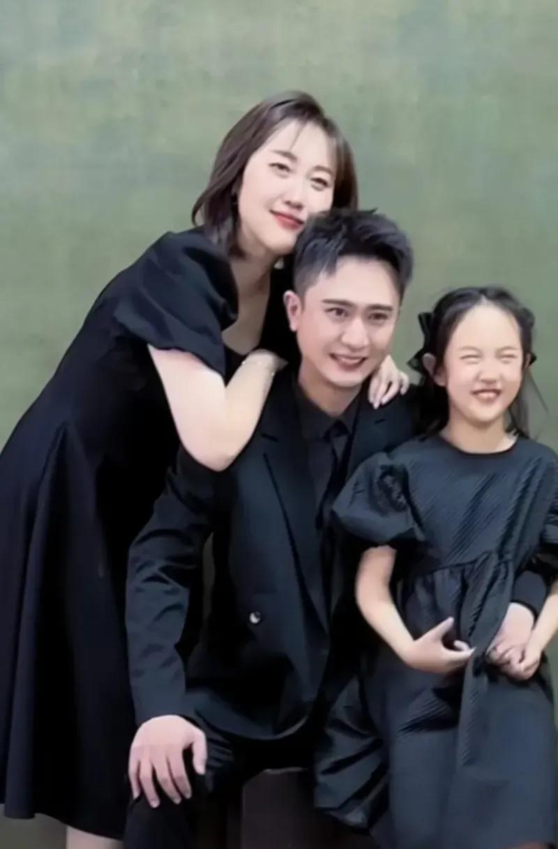 原来杨帆早就儿女双全了呀！两个娃都是单眼皮随了他媳妇儿了，媳妇虽然相貌平平，但特