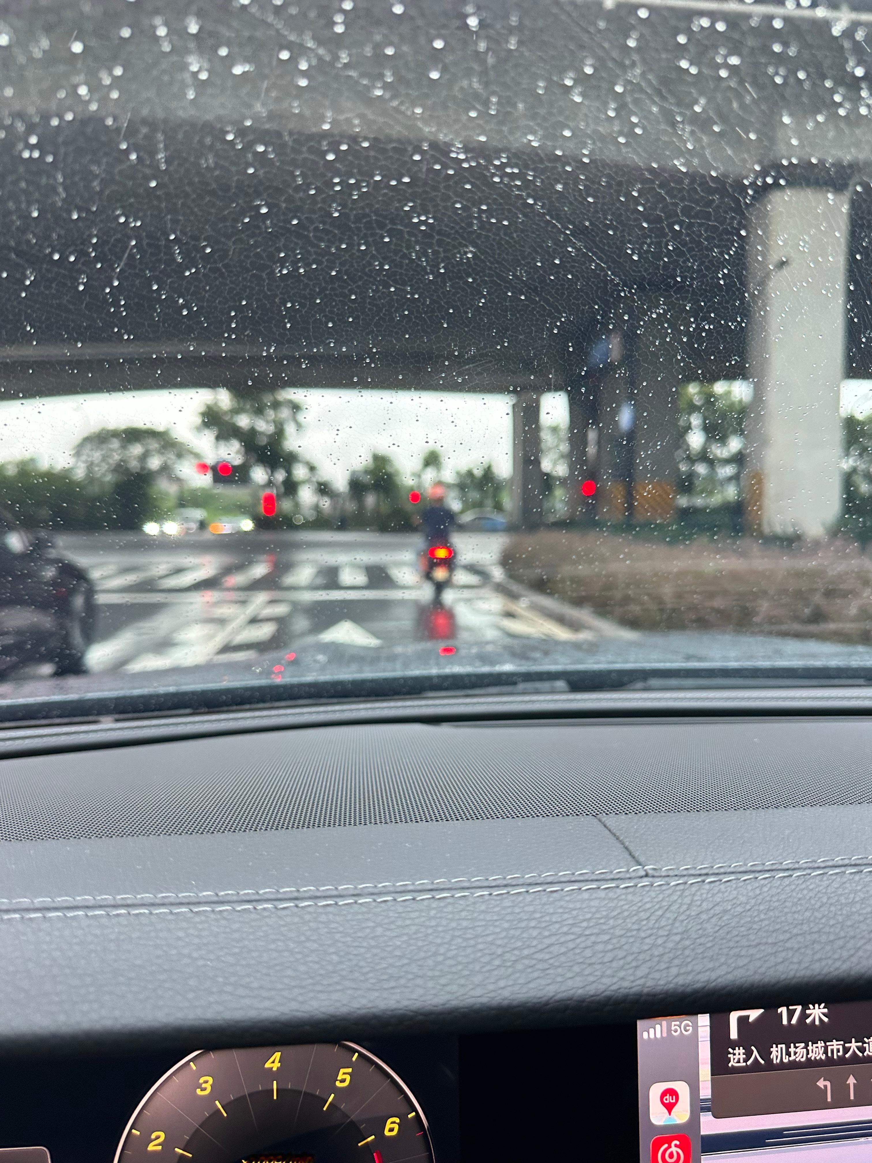 给小哥护航了一下 下大雨脚还荡在外面开机动车道  注意安全好吗 这个真不可取… 