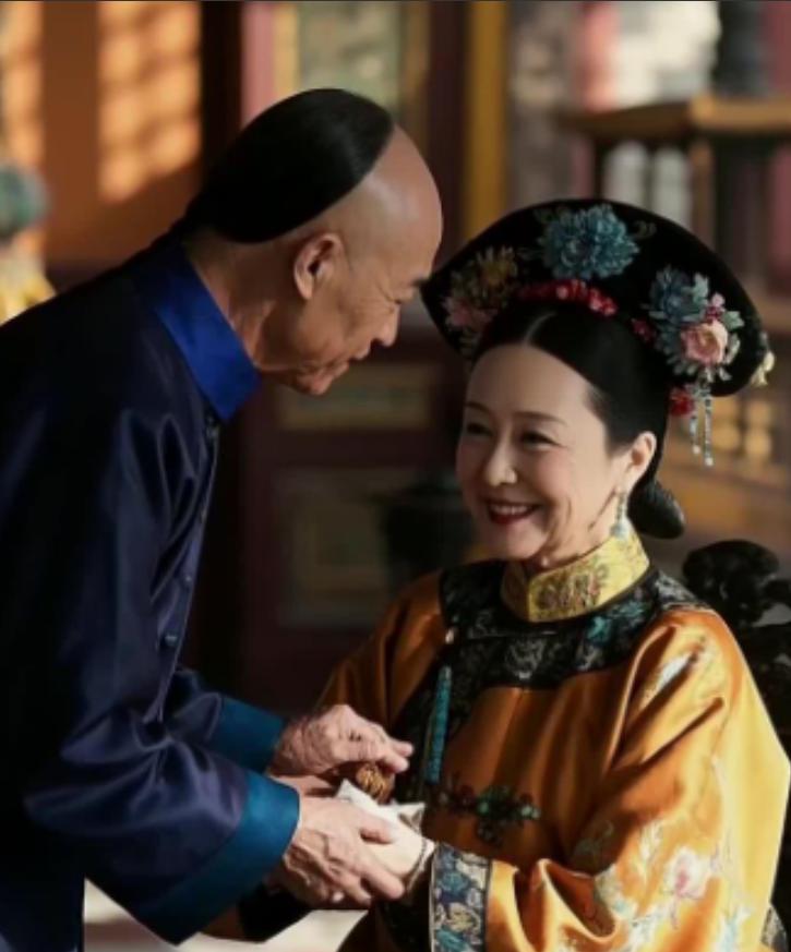 慈禧每次洗澡后，只留李莲英1人伺候，而房间里不时传出喊痛，一位小宫女偷掀帘子，这