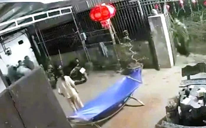 在核实和解决人民之间的冲突时，越南宁平省一名村长被一名男子刺死
4月19日，越南