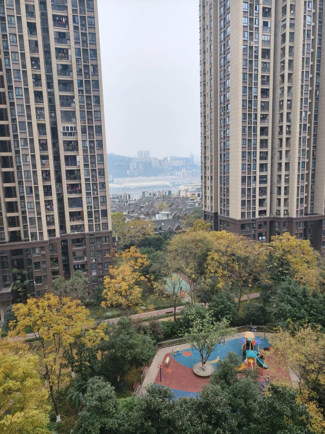 食几火锅
        ——南木子
春上南滨美食多，
爱吃重庆几火锅。
微辣不