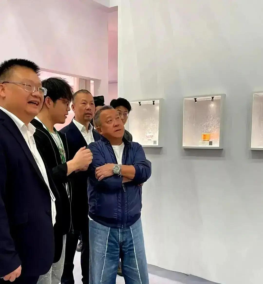 71岁还在抢饭碗
 
曾志伟现在身兼TVB总经理、大湾区航空董事，8月亲自给首航