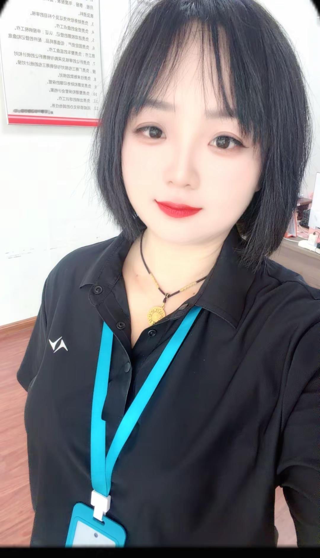 总以为自己还很年轻，却忽略了岁月脚步，当身边的一道道风景变成了回忆，才忽然发现，