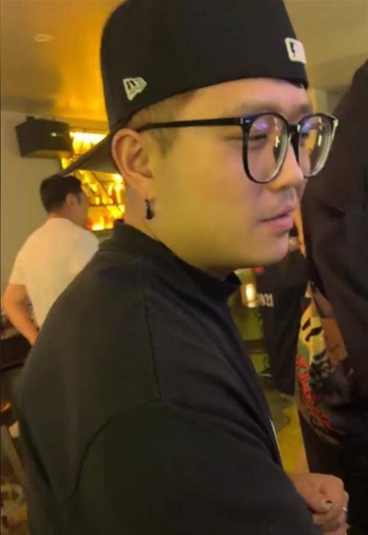 8月17日阿强前经纪人，阿蓉前闺蜜阿喆现身烟台聚会。 