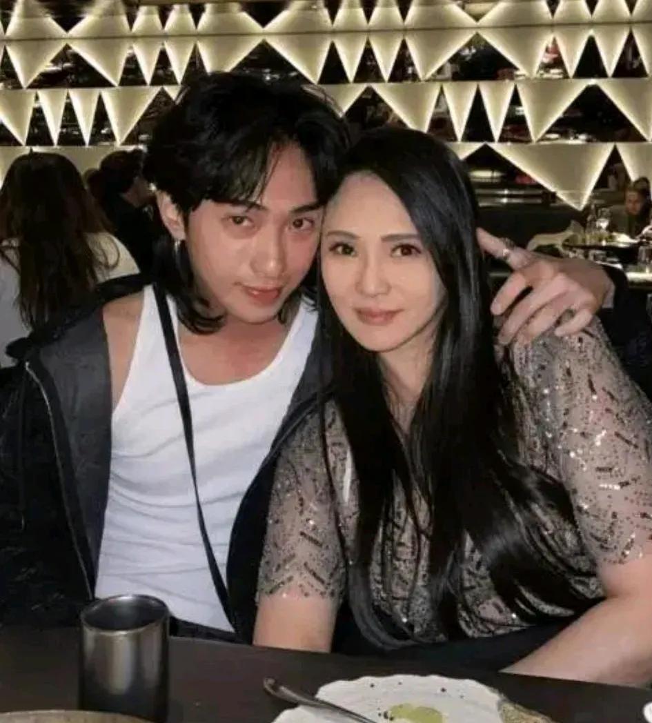 伊能静说对哈利喜欢穿女装，持宽容的态度。说只要他快乐就好。
其实这也是无奈的一种