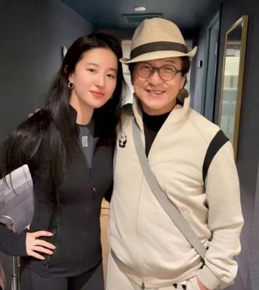 刘亦菲晒与成龙新合照 仙女姐姐刘亦菲更新与成龙大哥的合影。姐姐依旧仙美，大哥已经