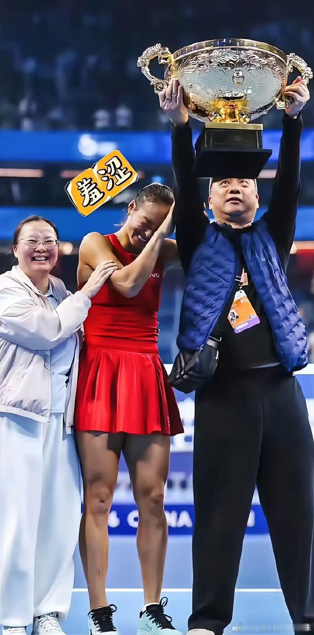 郑钦文赛后采访太逗了！她吐槽老爸：“我都没把奖杯举那么高，他一下子就举起来了。”