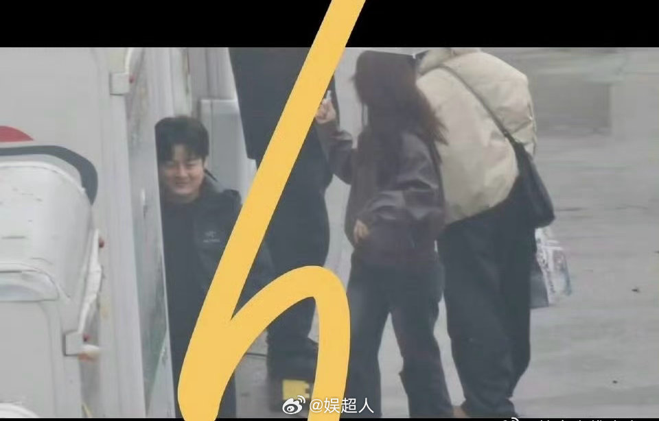 好六导演探班丁程鑫Hi6导演探班丁程鑫 好六导演去探班丁程鑫啦！就这么人见人爱的