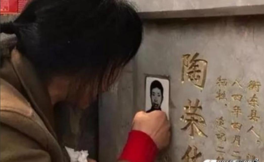 1984年，一战士壮烈牺牲，其新婚20天妻子拒绝改嫁，坚持生下遗腹子，35年后，