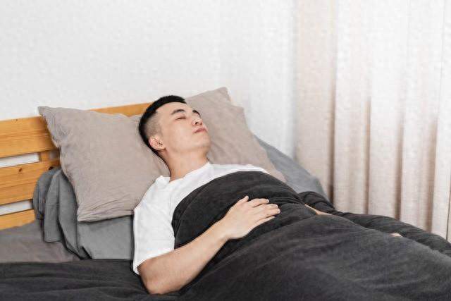 男人爱侧睡，藏着6个性格特质，看看准不准
