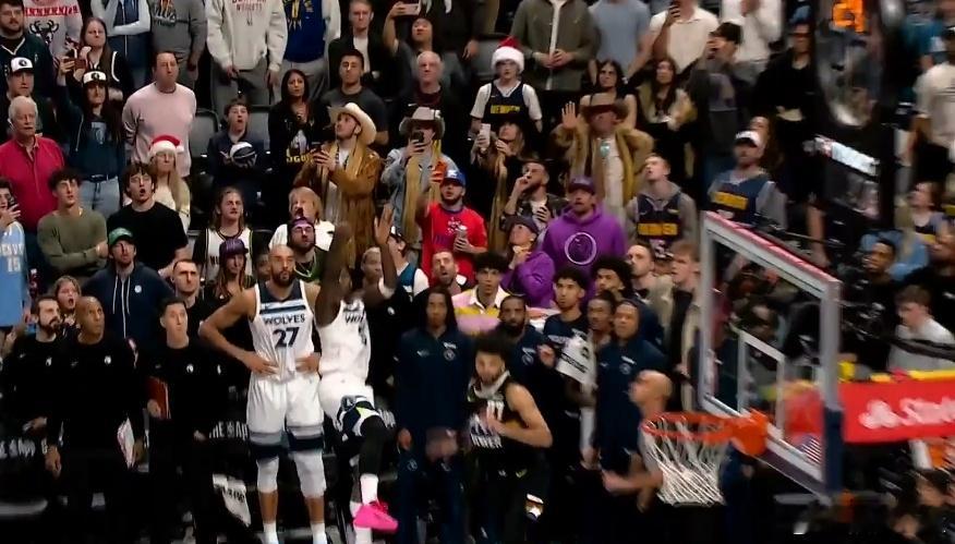 华子给本不那么精彩的圣诞大战增添了一些亮点，这个极限绝平三分太帅了森林狼vs掘金