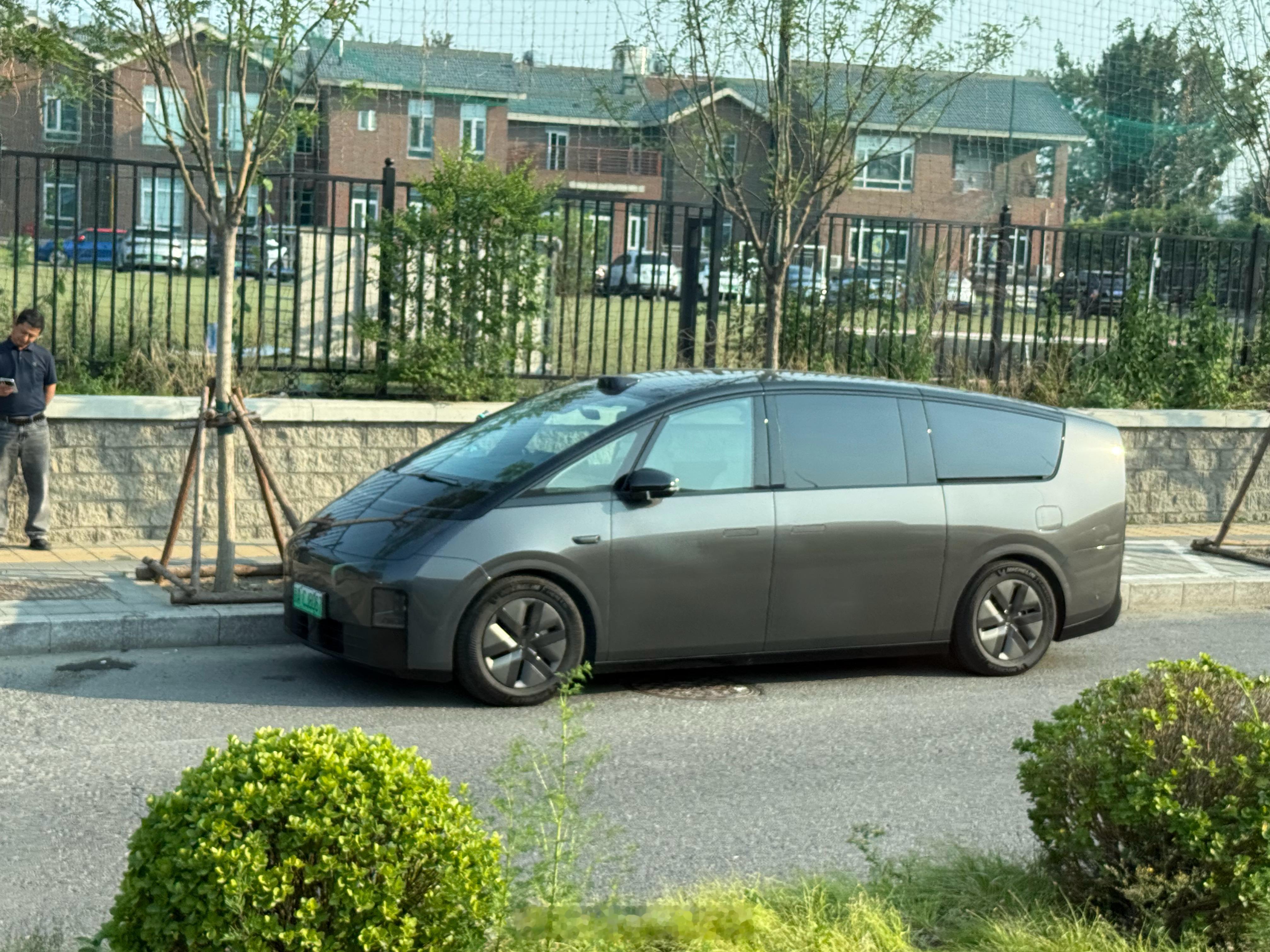 路上碰见一辆理想 MEGA。大家觉得这个轮廓怎么样？新能源汽车308_IO理想m