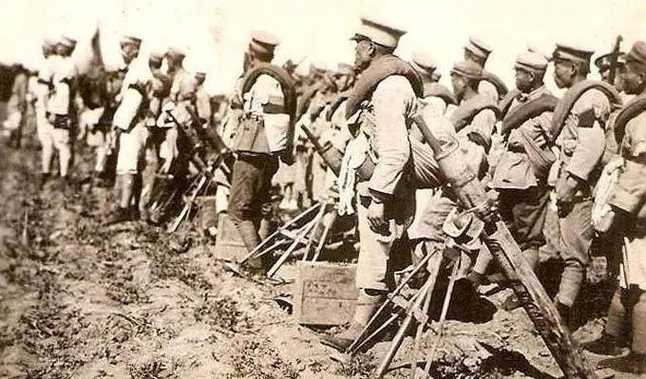 1924年的中国北方，硝烟弥漫的长城防线之上，藏着一场无人预判的惊天变局。

彼
