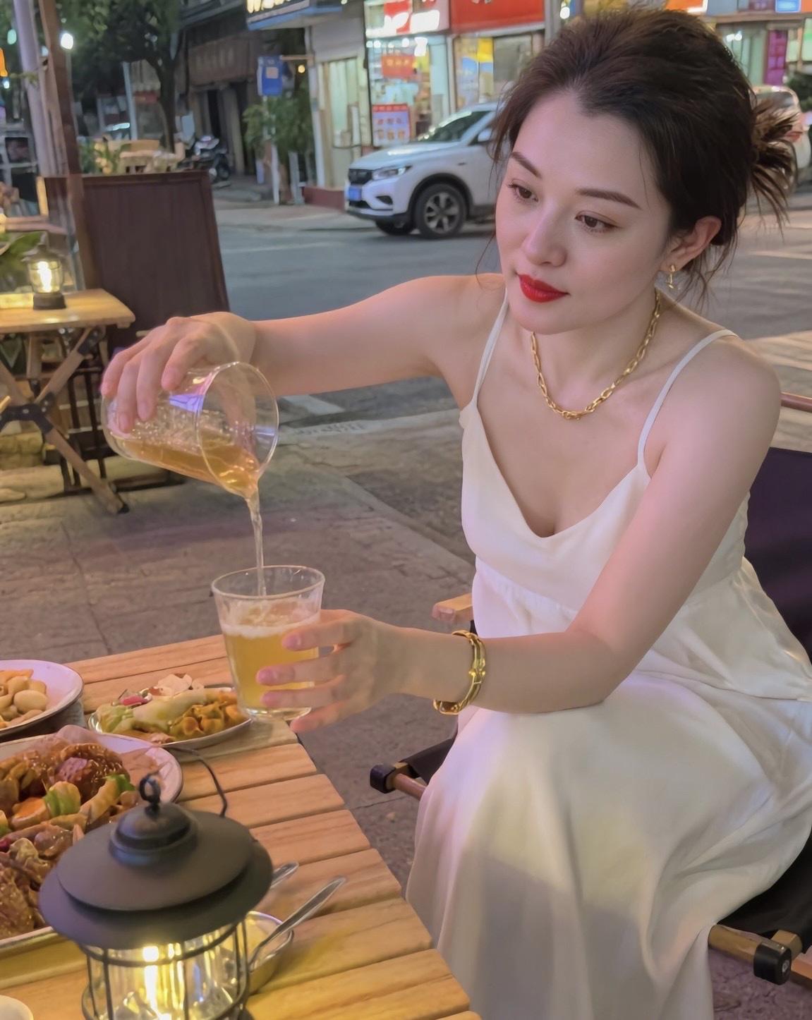 上条动态火了，很感谢大家的喜欢
我也想说：
看到的有钱是我熬夜谈项目、盯流程赚的