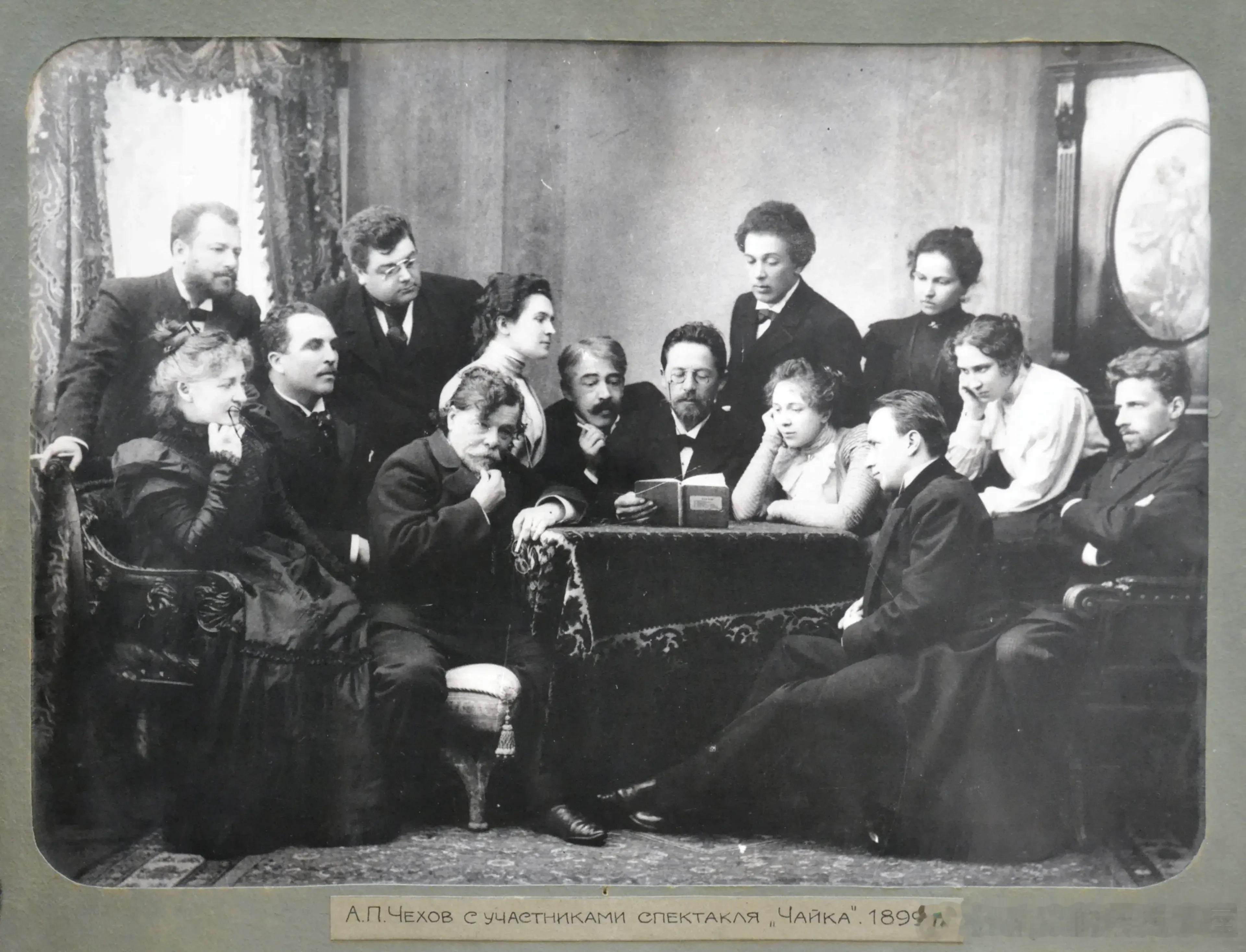 1899年А.П.Чехов契诃夫（中）坐在人群中间，正在给莫斯科艺术剧院的演员