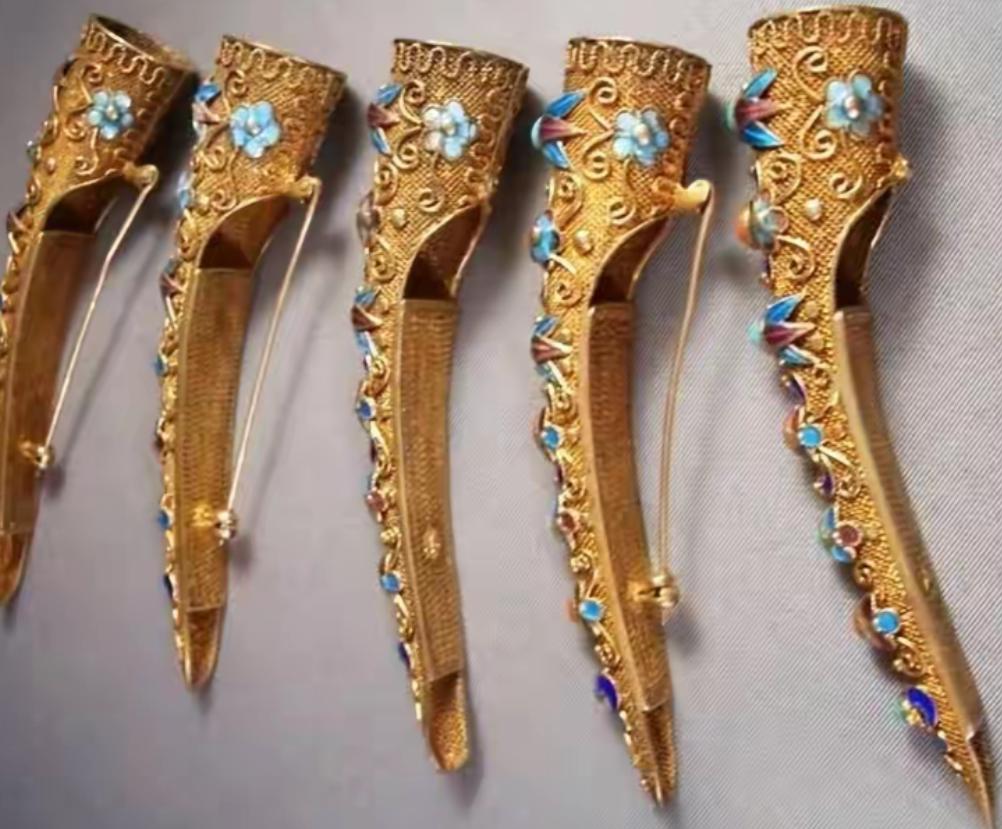 清朝妃子为何要戴长指甲套？除了好看之外，更多的是为了方便皇帝。

看清宫剧的时候